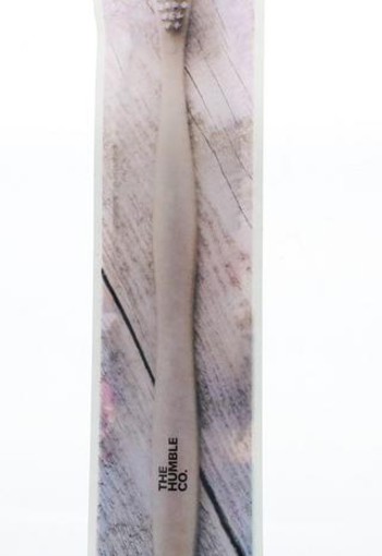 The Humble Co Tandenborstel bioplastic volwassenen (1 Stuks)