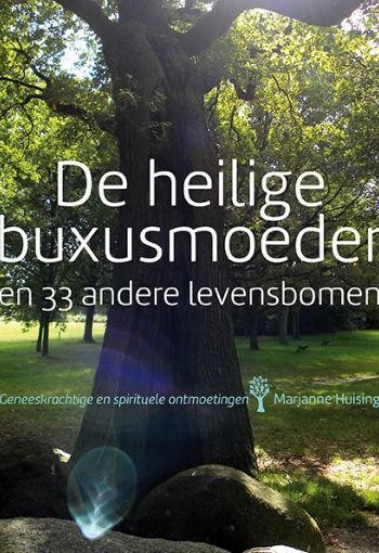 A3 Boeken De heilige buxusmoeder en 33 andere levensbomen (1 Stuks)